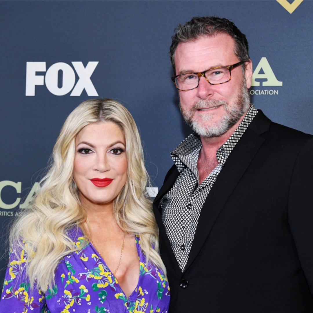 Tori Spelling & Dean McDermott Are One Big Family on Holiday Card